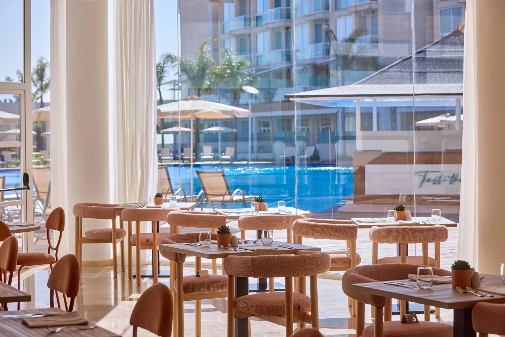 Salle du restaurant avec vue sur la piscine, hôtel Zafiro Alzinar Mar